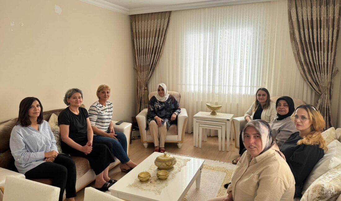 arti Onikişubat Kadın Kolları, Süleymanşah Mahallesi’nde ev ziyaretleri gerçekleştirdi. İl