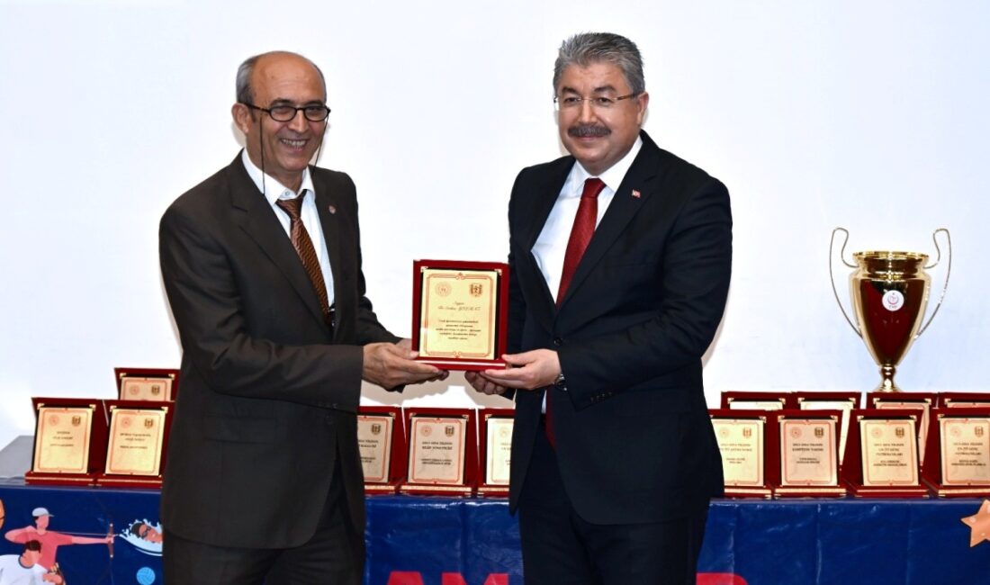 Amatör Spor Haftası etkinlikleri kapsamında “Sporun En’leri” ödül töreni, Vali