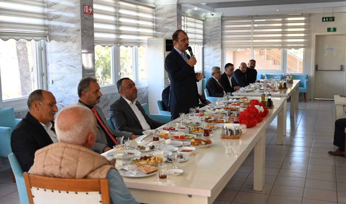 Kadirli Kaymakamı Erdinç Dolu, köy ve mahalle muhtarlarıyla Öğretmenevinde biraraya