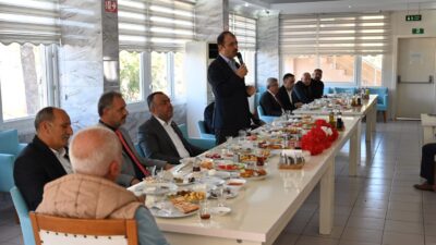 Kadirli Kaymakamı Erdinç Dolu, köy ve mahalle muhtarlarıyla Öğretmenevinde biraraya