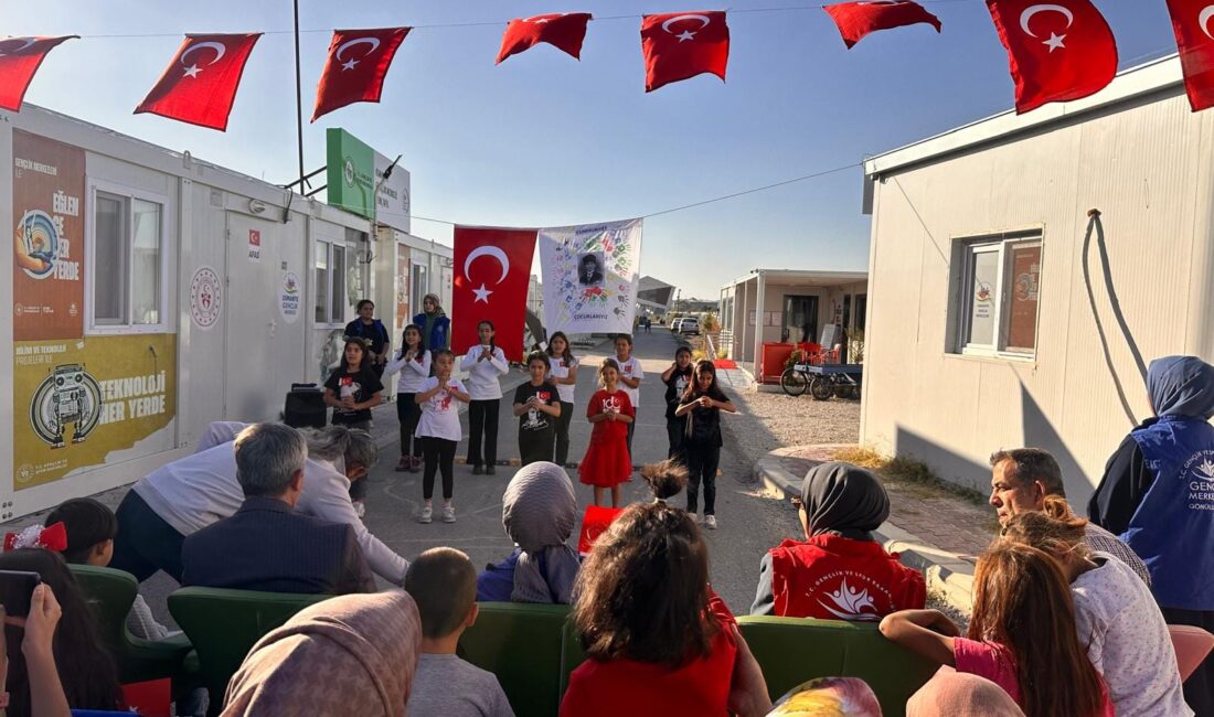 Osmaniye’deki konteyner kentte yaşayan çocuklar, 29 Ekim Cumhuriyet Bayramı’nı büyük