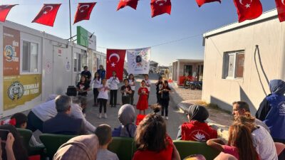 Osmaniye’deki konteyner kentte yaşayan çocuklar, 29 Ekim Cumhuriyet Bayramı’nı büyük