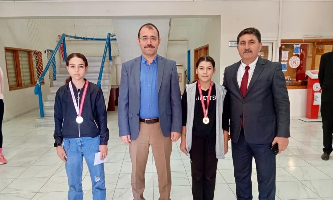 Kadirli ilçesinde Cumhuriyet Bayramı kapsamında düzenlenen masa tenisi turnuvasında dereceye