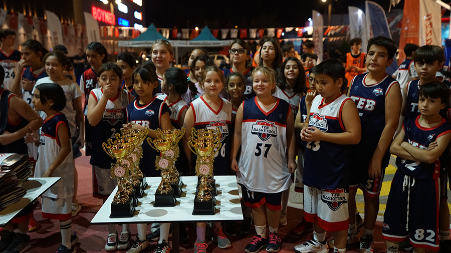 Büyükşehir Belediyesi öncülüğünde düzenlenen 3 x 3 basketbol turnuvası final