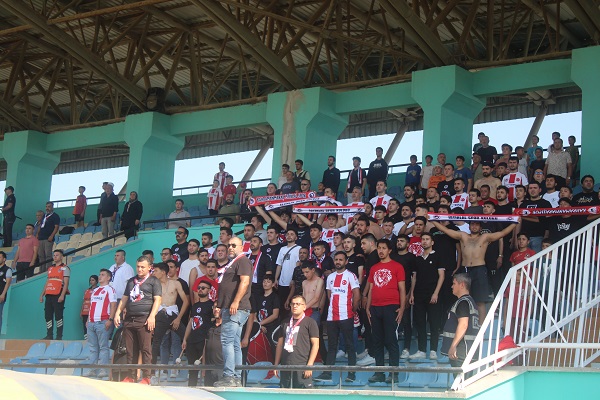 Yüzlerce kilometre de olsa takımlarını sonuna kadar destekleyen Edeler, Kırıkhan