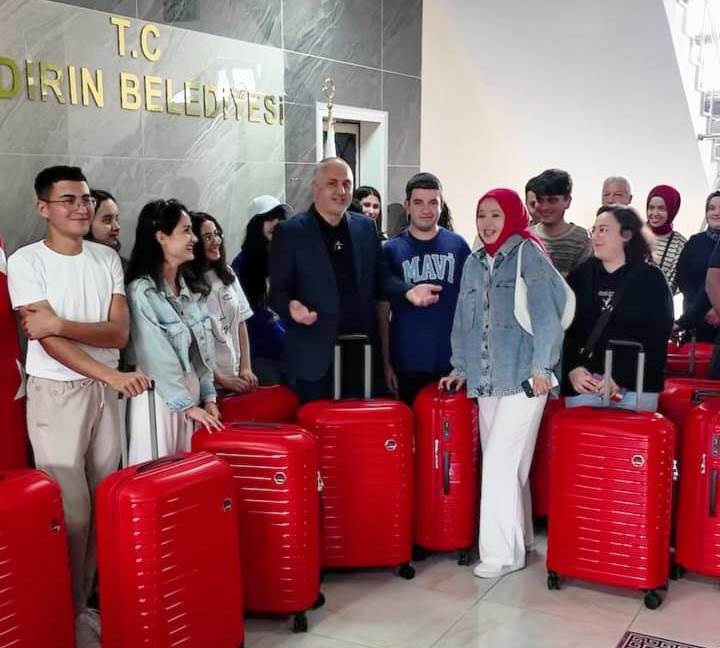 Kahramanmaraş’ın Andırın ilçesinde belediye tarafından ilçede üniversiteyi kazanan öğrencilere, “İlk