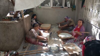 Kahramanmaraş’ta vatandaşların vazgeçilmezi olan yufka ekmeğin tatlı telaşı başladı. Saç