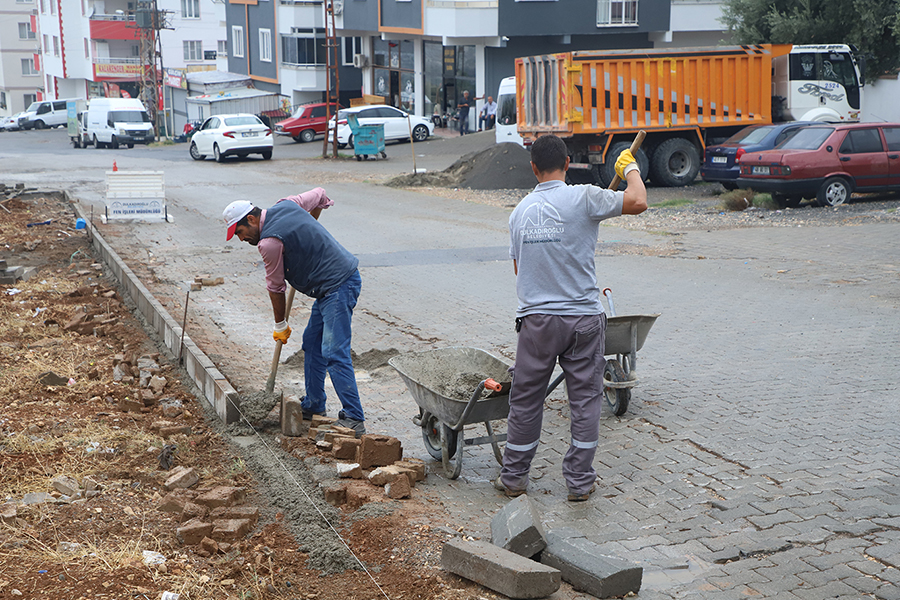 Dulkadiroğlu Belediyesi Fen İşleri Müdürlüğü ekipleri, ilçenin altyapı ve üstyapı