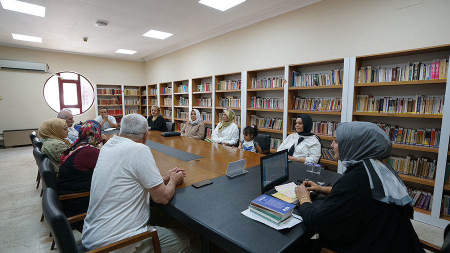 Büyükşehir Belediyesinin Kütüphane Söyleşileri’nde okurlarla bir araya gelen Yazar Dilek