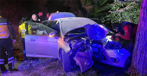 Kadirli’de ağaca çarpan otomobilde bulunan bir kişi hayatını kaybetti bir
