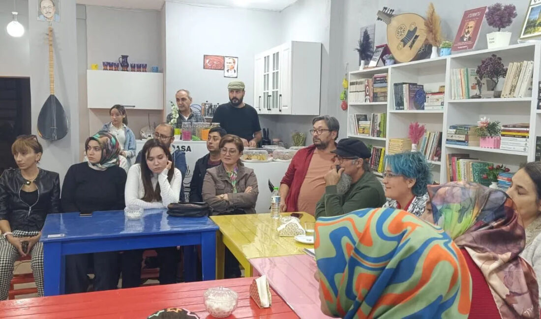 Osmaniye’de Taha Bey Çay ve Sanat Evi’nde düzenlenen “Atatürk ve