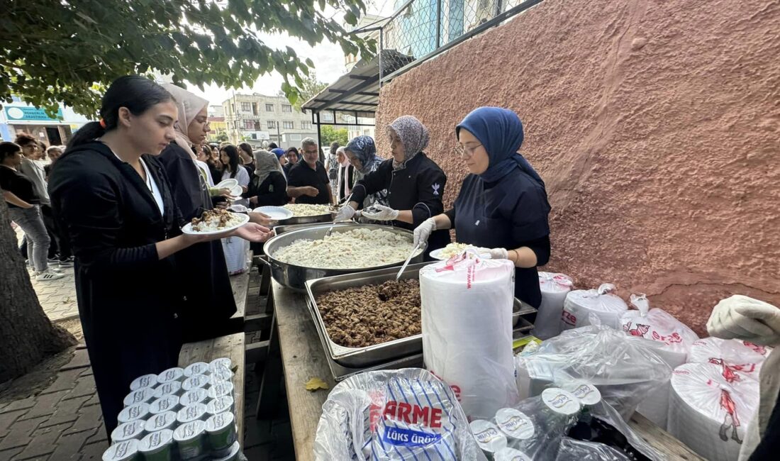 Kadirli’de İmam Hatip Lisesi tarafından pilav günü etkinliği düzenlendi. Şehit