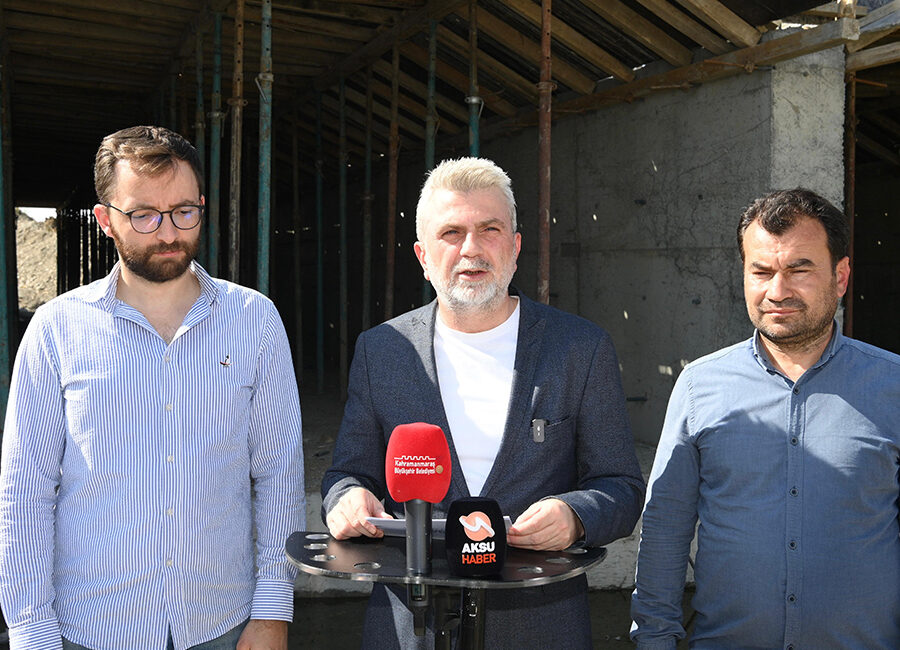 Onikişubat ilçesi Gayberli Mahallesi’ndeki yol yatırımlarını yerinde inceleyen Başkan Fırat