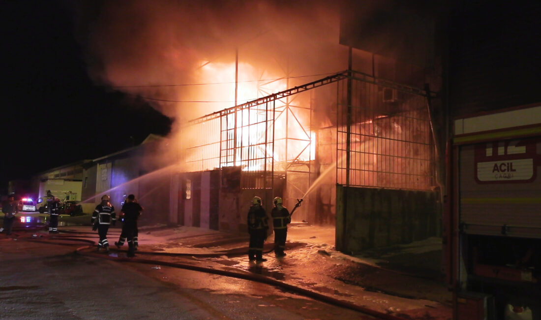 Eser PAZARBAŞI/ ADANA, – ADANA’da mobilya imalathanesinde çıkan yangın, itfaiye