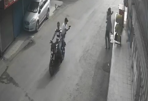 Eser PAZARBAŞI/ ADANA, – ADANA’da yolda yürüyen 2 kişi, motosikletteki 2 şüphelinin