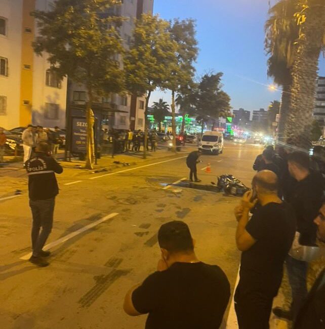 Ceyhun ÖZER/ADANA, – ADANA’nın Ceyhan ilçesinde kontrolden çıkıp, kaldırımdaki ağaca