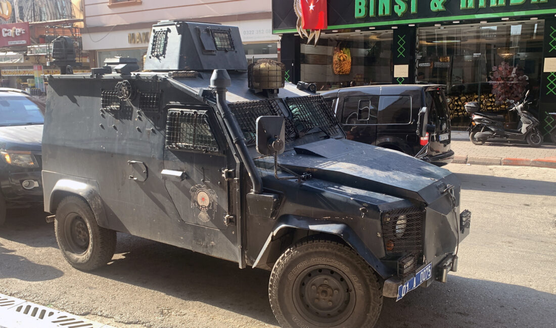 Anıl ATAR/ADANA, – ADANA’da caddede yol kenarında el bombası bulundu.