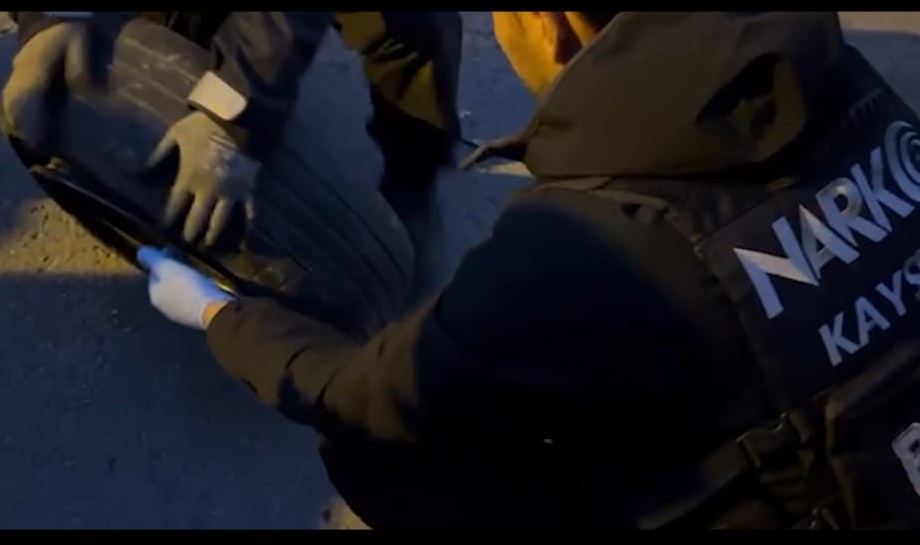KAYSERİ, – KAYSERİ’de, polis ekiplerinin gerçekleştirdiği operasyonda hafif ticari aracın