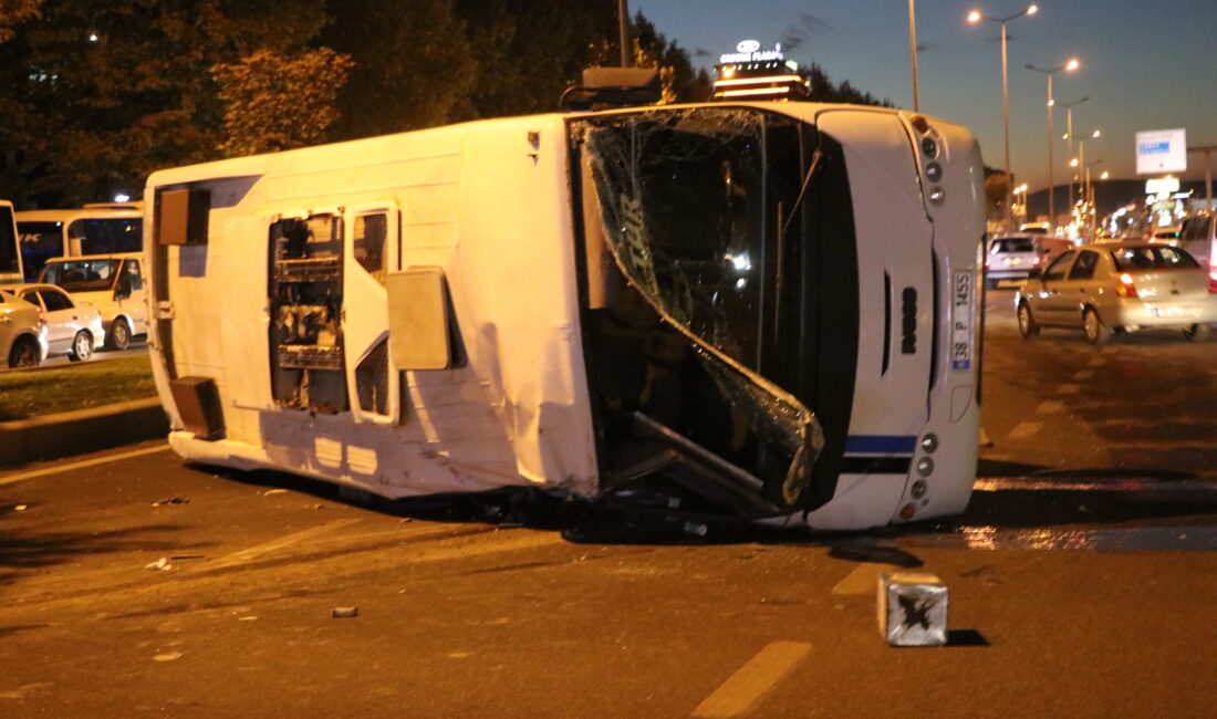 Furkan KAVUKLU/ KAYSERİ, – KAYSERİ’de, otomobil ile midibüsün çarpıştığı kazada 2