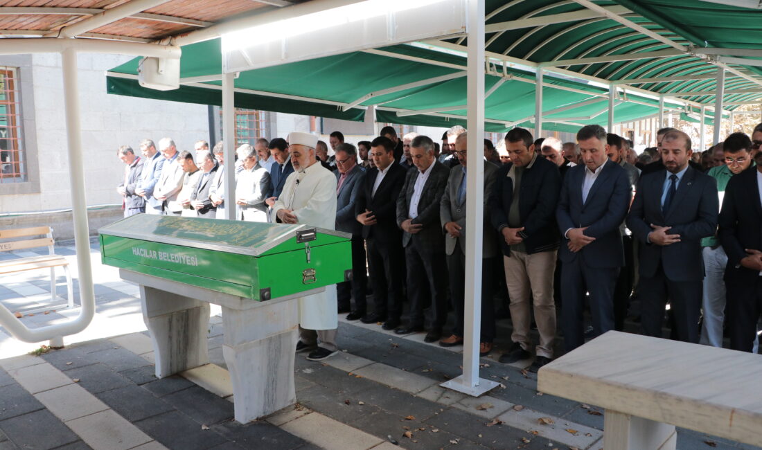 Furkan KAVUKLU/KAYSERİ, – KAYSERİ- Ankara yolunda kamyonla çarpışan hafif ticari