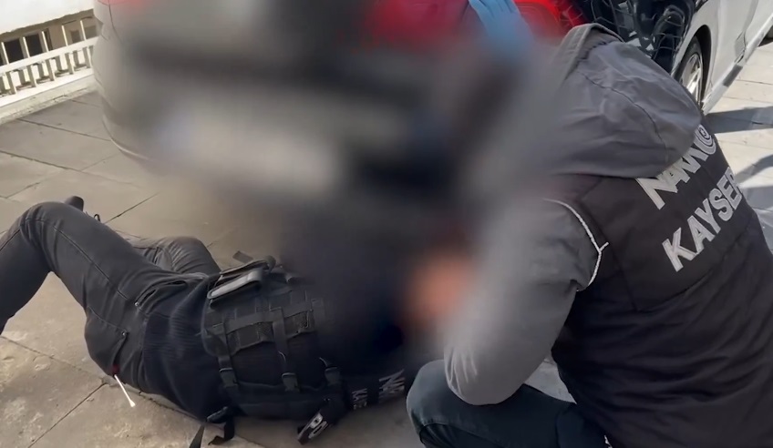 Nuray UZATMAZ/ KAYSERİ, – KAYSERİ’de, polisin durdurduğu otomobilin arka tamponuna