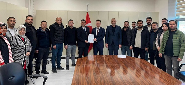 Andırın’da Ak Parti İlçe Başkanlığına seçilen Abdulkadir Kayıran, mazbatasını aldı.