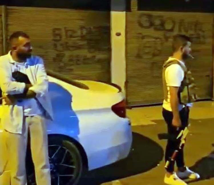 Ahmet ATMACA/GAZİANTEP, – GAZİANTEP’te, sokak ortasında uzun namlulu silahlarla poz