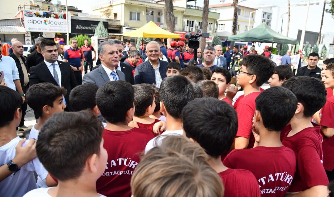 Osmaniye Belediyesi İtfaiye Müdürlüğü tarafından düzenlenen trafik kazası yaralı kurtarma