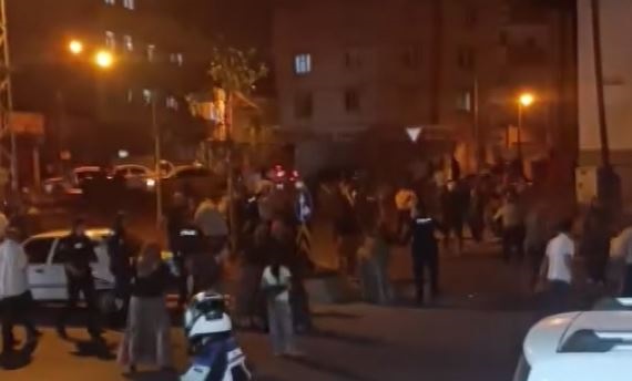 Kadir GÜNEŞ/GAZİANTEP, – GAZİANTEP’te, yol ortasında aralarında kadın ve çocukların