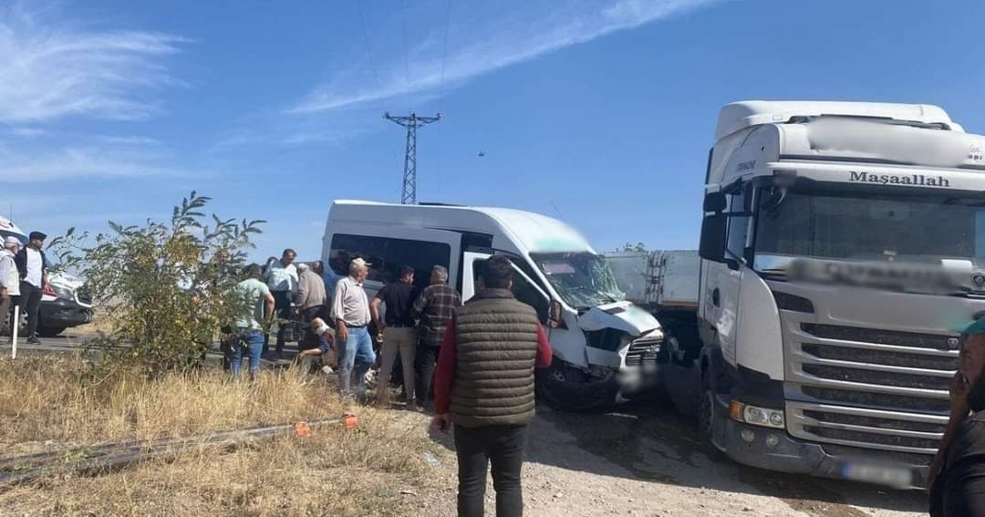 KAYSERİ, – KAYSERİ’de yolcu minibüsünün TIR’a çarptığı kazada 11 kişi
