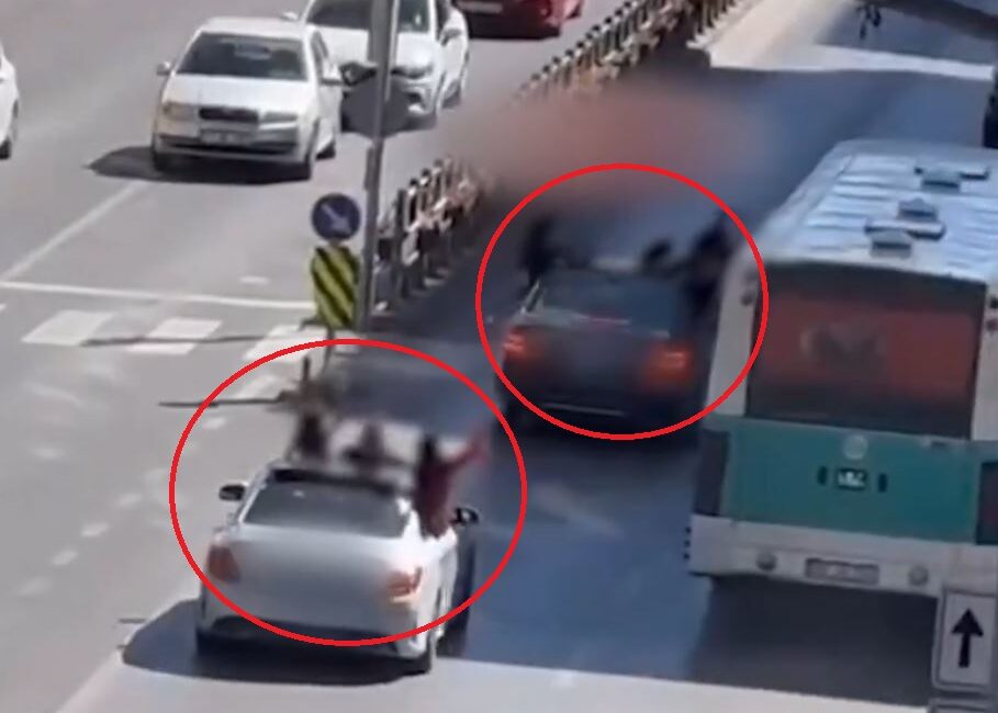 KAYSERİ, – KAYSERİ’de, trafikte seyir halindeyken aracın açılan tavanından yolcu