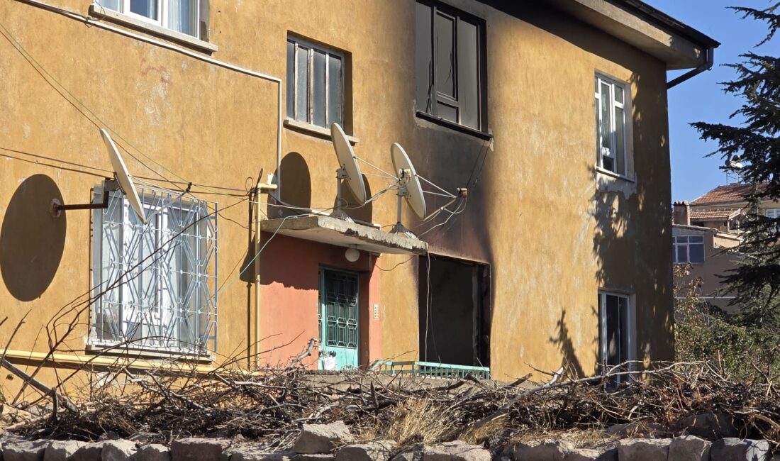 Yasin EVLER/DEVELİ,(Kayseri), – KAYSERİ’de 2 katlı binada çıkan yangında girişteki