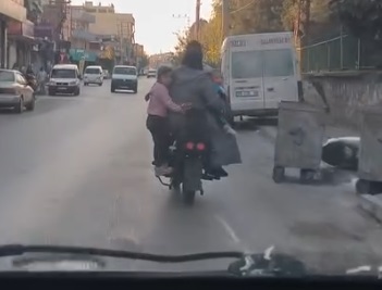 Muhammet Fatih YAVUZ/ADANA, – ADANA’da 5 kişinin bindiği motosiklette çocuklardan