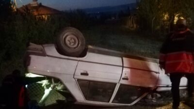 Kahramanmaraş'ın Elbistan ilçesinde meydana gelen bir trafik kazasında, otomobil yoldan