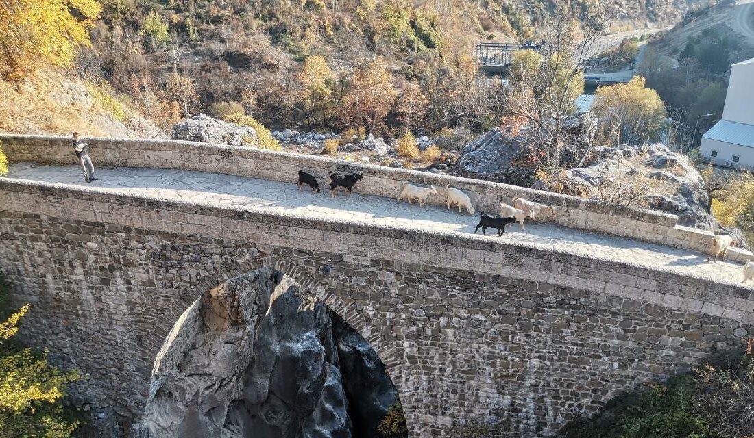 Kahramanmaraş’ın Onikişubat ilçesine bağlı Süleymanlı mahallesinde bulunan tarihi Kanlı Köprü,