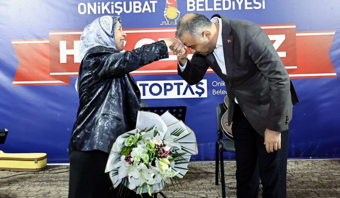 Etkinliğin en anlamlı anlarından biri, Başkan Hanifi Toptaş’ın ilkokul öğretmeni