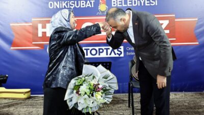 Etkinliğin en anlamlı anlarından biri, Başkan Hanifi Toptaş’ın ilkokul öğretmeni