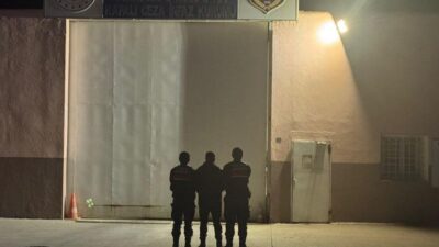 Kahramanmaraş'ın Elbistan ilçesinde, evinin önünde oturan Kevser Bozkurt'un düğün sırasında