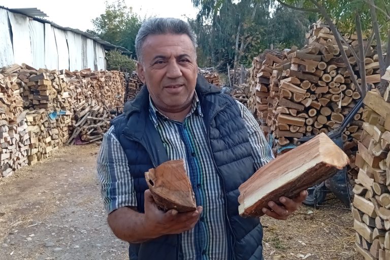 Kadirli’de odun ve kömür satan esnaf bu yıl satışlardan memnun