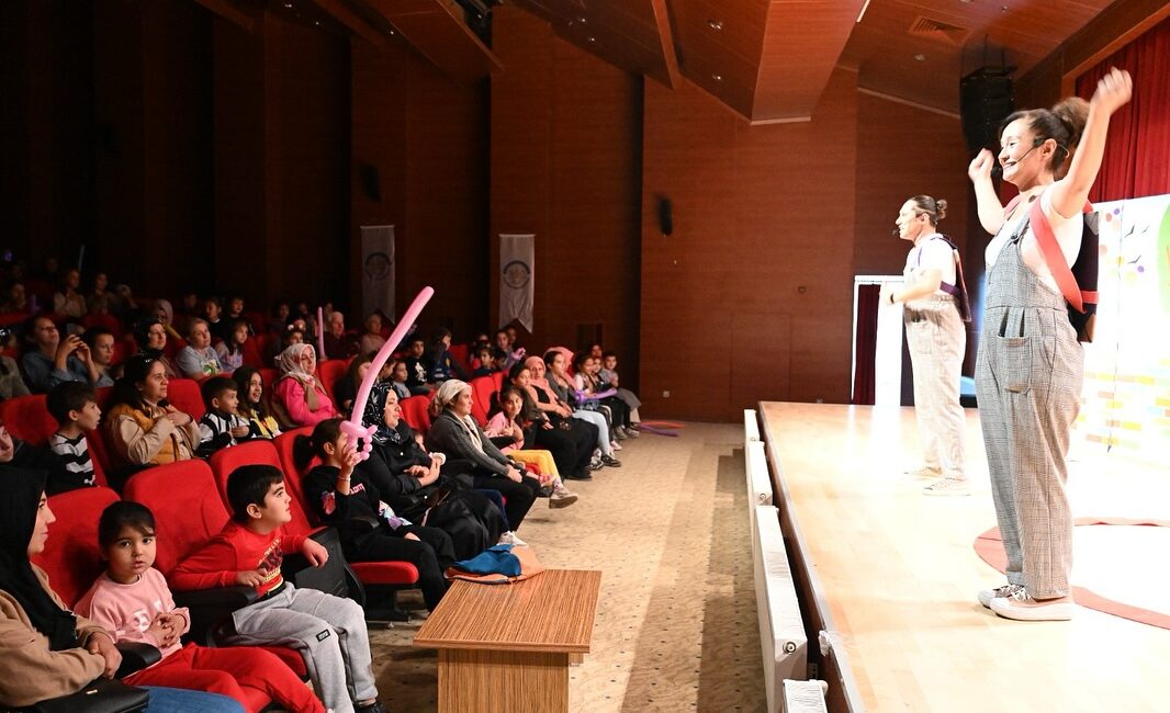 Kadirli ilçesinde sahnelenen “Şiddete Bahane Yok” adlı çocuk tiyatro oyunu,