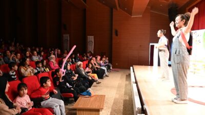 Kadirli ilçesinde sahnelenen “Şiddete Bahane Yok” adlı çocuk tiyatro oyunu,