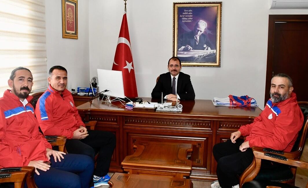 Kadirli Altın Ordu Futbol Okulundan Kadirli Kaymakamı Erdinç DOLU’ya Hayırlı