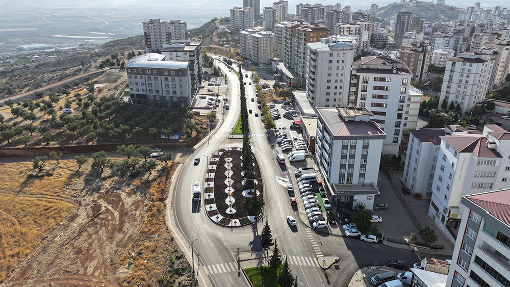 Büyükşehir Belediyesi tarafından Adil Erdem Bayazıt Caddesi’nde gerçekleştirilen peyzaj ve