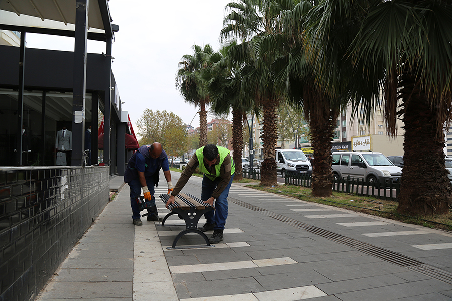 Büyükşehir Belediyesi, Binevler bölgesinde yeni şehir mobilyaları kurulumunu sürdürüyor.