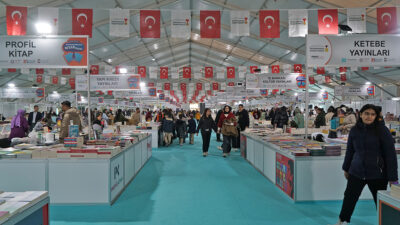 Büyükşehir Belediyesinin 9. Uluslararası Kitap Fuarı, altıncı gününde de kitapseverlerin