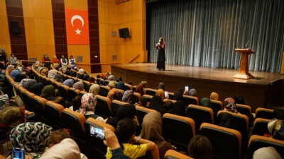 Büyükşehir Belediyesinin düzenlediği “Parçalanmış Ailelerde Ebeveyn Olmak” konulu söyleşide Kahramanmaraşlılarla