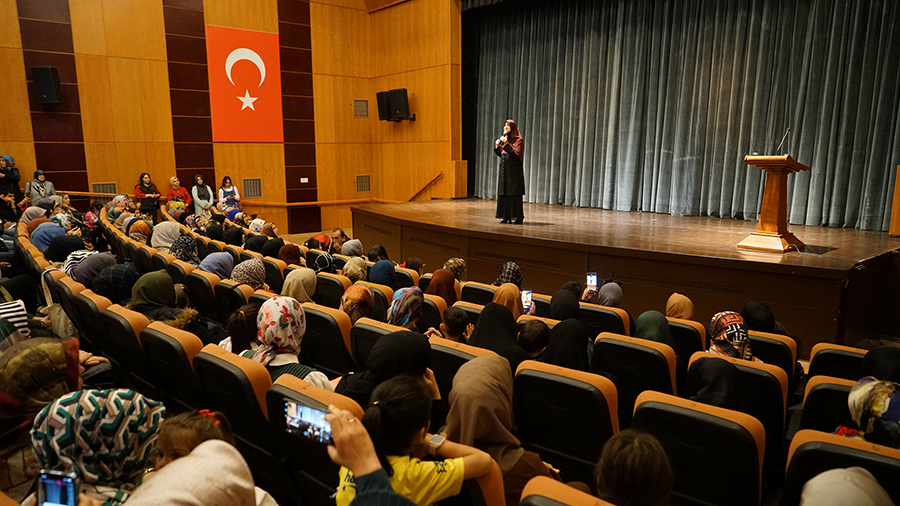 Büyükşehir Belediyesinin düzenlediği “Parçalanmış Ailelerde Ebeveyn Olmak” konulu söyleşide Kahramanmaraşlılarla