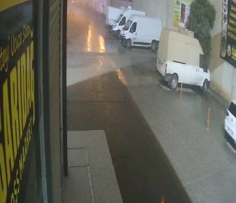 ADANA, – ADANA’da sabah erken saatlerden itibaren etkili olan fırtına