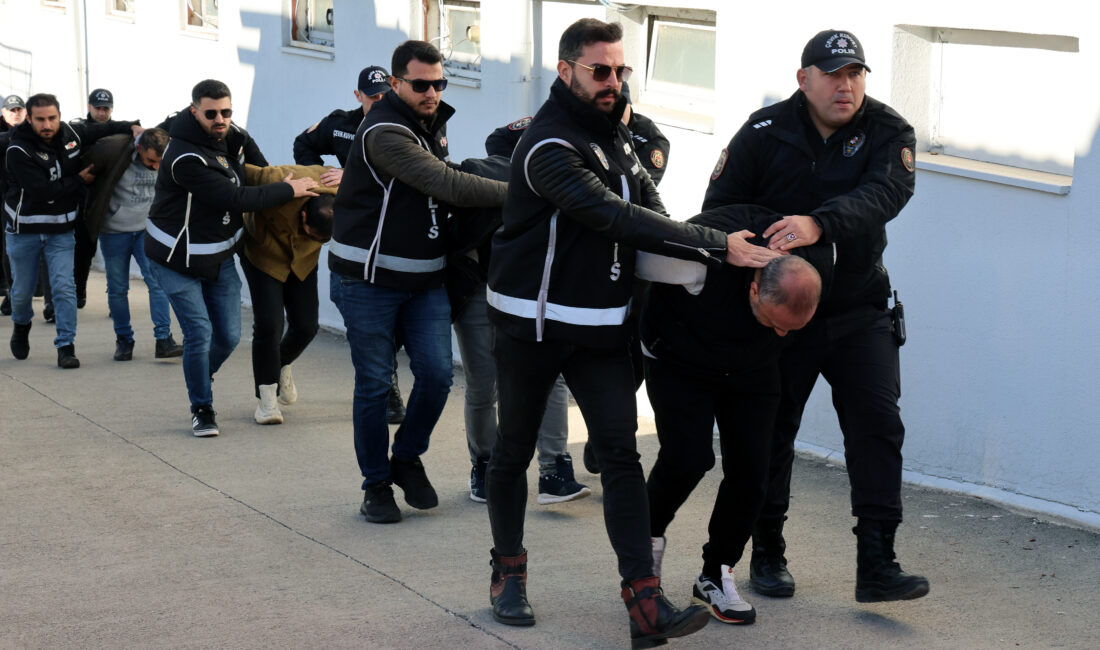 Anıl ATAR-Yaşar SERİNTÜRK/ADANA, – ADANA’da 2 banka şubesinin ATM’sine toplam