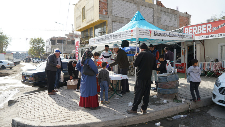 Büyükşehir Belediyesi, Derepazarı’nda kurduğu stantta esnaf ve vatandaşlara sıcak çorba